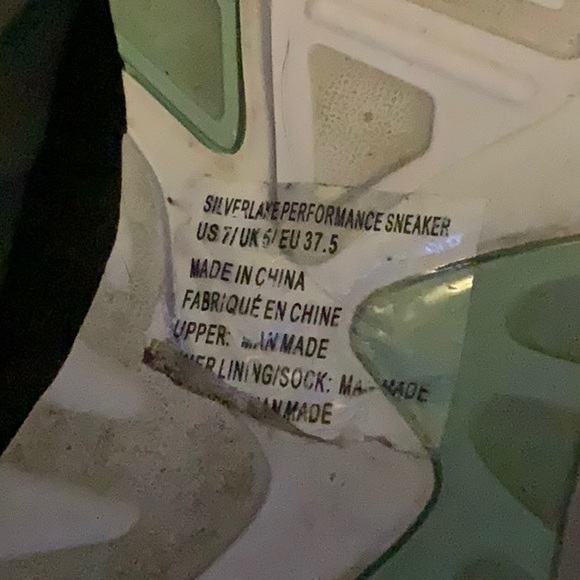 Fabletics sneaker w7 green and pink , nice used condition. Only worn a few times - Picture 5 of 6